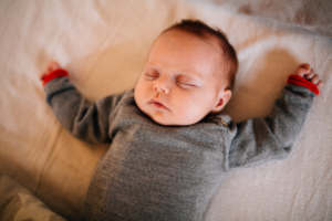 Babyshooting Kassel Baunatal Nordhessen Schwalm-Eder-Kreis Fotograf Baby Neugeborenes Homestory zuhause Newborn Fotograf 2020 Hund