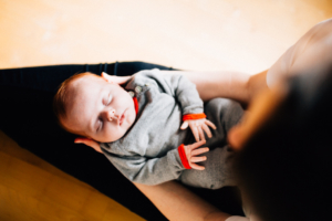 Babyshooting Kassel Baunatal Nordhessen Schwalm-Eder-Kreis Fotograf Baby Neugeborenes Homestory zuhause Newborn Fotograf 2020 Hund