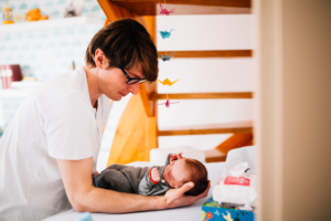 Babyshooting Kassel Baunatal Nordhessen Schwalm-Eder-Kreis Fotograf Baby Neugeborenes Homestory zuhause Newborn Fotograf 2020 Hund