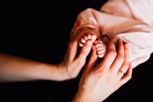 Babyshooting Kassel Baunatal Nordhessen Schwalm-Eder-Kreis Fotograf Baby Neugeborenes Homestory zuhause Newborn Fotograf 2020 Hund