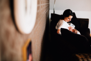 Babyshooting Kassel Baunatal Nordhessen Schwalm-Eder-Kreis Fotograf Baby Neugeborenes Homestory zuhause Newborn Fotograf 2020 Hund