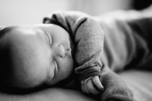 Babyshooting Kassel Baunatal Nordhessen Schwalm-Eder-Kreis Fotograf Baby Neugeborenes Homestory zuhause Newborn Fotograf 2020 Hund
