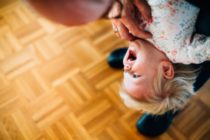 Familienzauber der ersten Tage gemeinsam - Babyshooting Kassel Baunatal Nordhessen Schwalm-Eder-Kreis Fotograf Baby Neugeborenes Homestory Geschwister zuhause Newbornshooting Neugeborenenshooting