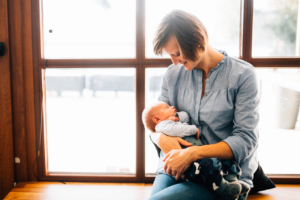 Familienzauber der ersten Tage gemeinsam - Babyshooting Kassel Baunatal Nordhessen Schwalm-Eder-Kreis Fotograf Baby Neugeborenes Homestory Geschwister zuhause Newbornshooting Neugeborenenshooting