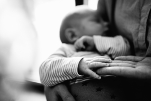 Familienzauber der ersten Tage gemeinsam - Babyshooting Kassel Baunatal Nordhessen Schwalm-Eder-Kreis Fotograf Baby Neugeborenes Homestory Geschwister zuhause Newbornshooting Neugeborenenshooting