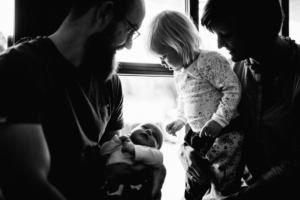 Familienzauber der ersten Tage gemeinsam - Babyshooting Kassel Baunatal Nordhessen Schwalm-Eder-Kreis Fotograf Baby Neugeborenes Homestory Geschwister zuhause Newbornshooting Neugeborenenshooting