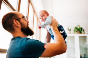 Familienzauber der ersten Tage gemeinsam - Babyshooting Kassel Baunatal Nordhessen Schwalm-Eder-Kreis Fotograf Baby Neugeborenes Homestory Geschwister zuhause Newbornshooting Neugeborenenshooting