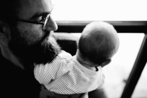 Familienzauber der ersten Tage gemeinsam - Babyshooting Kassel Baunatal Nordhessen Schwalm-Eder-Kreis Fotograf Baby Neugeborenes Homestory Geschwister zuhause Newbornshooting Neugeborenenshooting
