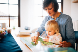 Familienzauber der ersten Tage gemeinsam - Babyshooting Kassel Baunatal Nordhessen Schwalm-Eder-Kreis Fotograf Baby Neugeborenes Homestory Geschwister zuhause Newbornshooting Neugeborenenshooting