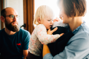Familienzauber der ersten Tage gemeinsam - Babyshooting Kassel Baunatal Nordhessen Schwalm-Eder-Kreis Fotograf Baby Neugeborenes Homestory Geschwister zuhause Newbornshooting Neugeborenenshooting
