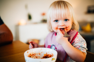 Familienzauber der ersten Tage gemeinsam - Babyshooting Kassel Baunatal Nordhessen Schwalm-Eder-Kreis Fotograf Baby Neugeborenes Homestory Geschwister zuhause Newbornshooting Neugeborenenshooting