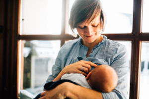 Familienzauber der ersten Tage gemeinsam - Babyshooting Kassel Baunatal Nordhessen Schwalm-Eder-Kreis Fotograf Baby Neugeborenes Homestory Geschwister zuhause Newbornshooting Neugeborenenshooting