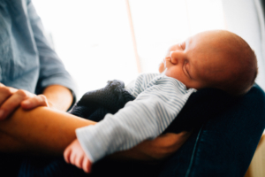 Familienzauber der ersten Tage gemeinsam - Babyshooting Kassel Baunatal Nordhessen Schwalm-Eder-Kreis Fotograf Baby Neugeborenes Homestory Geschwister zuhause Newbornshooting Neugeborenenshooting