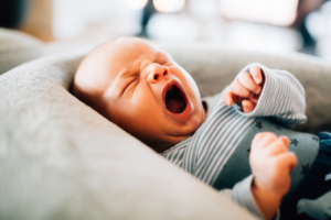 Familienzauber der ersten Tage gemeinsam - Babyshooting Kassel Baunatal Nordhessen Schwalm-Eder-Kreis Fotograf Baby Neugeborenes Homestory Geschwister zuhause Newbornshooting Neugeborenenshooting