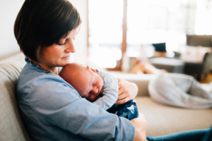 Familienzauber der ersten Tage gemeinsam - Babyshooting Kassel Baunatal Nordhessen Schwalm-Eder-Kreis Fotograf Baby Neugeborenes Homestory Geschwister zuhause Newbornshooting Neugeborenenshooting