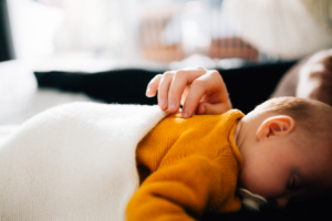 Zauberhafte Zeit mit Neugeborenem Homestory Babyshooting Kassel Neugeboren Familie Inka Englisch Familienshooting Shooting Kassel zuhause 2020