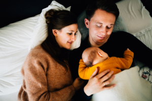 Zauberhafte Zeit mit Neugeborenem Homestory Babyshooting Kassel Neugeboren Familie Inka Englisch Familienshooting Shooting Kassel zuhause 2020