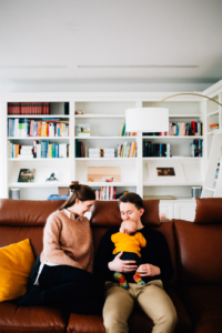 Zauberhafte Zeit mit Neugeborenem Homestory Babyshooting Kassel Neugeboren Familie Inka Englisch Familienshooting Shooting Kassel zuhause 2020