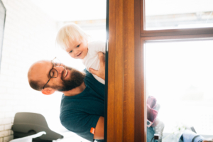 gemeinsam warten ... Babybauch-Homestory bei Kassel Babybauch Homestory Shooting Familie Babybauchshooting Geschwister Kassel zuhause 2020 Inka Englisch