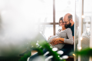 gemeinsam warten ... Babybauch-Homestory bei Kassel Babybauch Homestory Shooting Familie Babybauchshooting Geschwister Kassel zuhause 2020 Inka Englisch