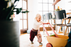 gemeinsam warten ... Babybauch-Homestory bei Kassel Babybauch Homestory Shooting Familie Babybauchshooting Geschwister Kassel zuhause 2020 Inka Englisch