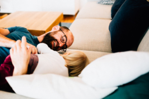 gemeinsam warten ... Babybauch-Homestory bei Kassel Babybauch Homestory Shooting Familie Babybauchshooting Geschwister Kassel zuhause 2020 Inka Englisch