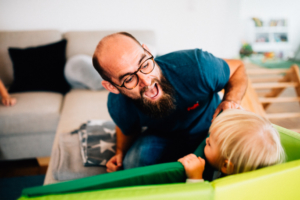 gemeinsam warten ... Babybauch-Homestory bei Kassel Babybauch Homestory Shooting Familie Babybauchshooting Geschwister Kassel zuhause 2020 Inka Englisch