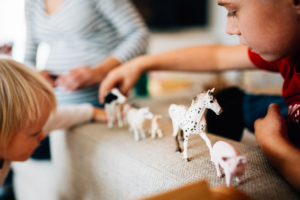 gemeinsam warten ... Babybauch-Homestory bei Kassel Babybauch Homestory Shooting Familie Babybauchshooting Geschwister Kassel zuhause 2020 Inka Englisch