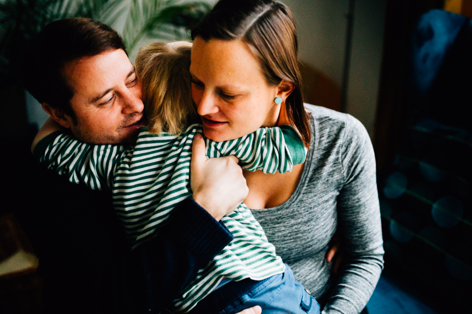 Babybauch-Homestory mit großem Bruder Babybauch Shooting schwanger Familie Inka Englisch Kassel Babybauchshooting Geschwister Kassel zuhause 2020