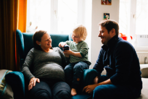 Babybauch-Homestory mit großem Bruder Babybauch Shooting schwanger Familie Inka Englisch Kassel Babybauchshooting Geschwister Kassel zuhause 2020