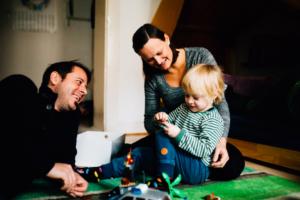 Babybauch-Homestory mit großem Bruder Babybauch Shooting schwanger Familie Inka Englisch Kassel Babybauchshooting Geschwister Kassel zuhause 2020