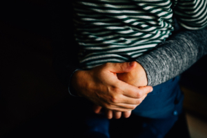 Babybauch-Homestory mit großem Bruder Babybauch Shooting schwanger Familie Inka Englisch Kassel Babybauchshooting Geschwister Kassel zuhause 2020