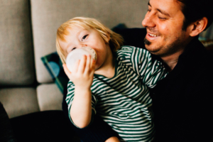 Babybauch-Homestory mit großem Bruder Babybauch Shooting schwanger Familie Inka Englisch Kassel Babybauchshooting Geschwister Kassel zuhause 2020