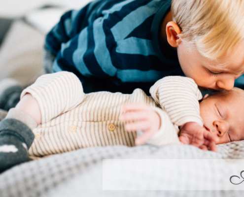 wenn große Brüder zu Rittern werden - Babyshooting Kassel Newbornshooting Babyfoto Neugeborenenshooting Familie Familienshooting Homestory Inka Englisch Kassel 2020 Fotograf Reportage Dokumentation Lebensmomente Babyfotograf Geschwister Großeltern