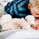 wenn große Brüder zu Rittern werden - Babyshooting Kassel Newbornshooting Babyfoto Neugeborenenshooting Familie Familienshooting Homestory Inka Englisch Kassel 2020 Fotograf Reportage Dokumentation Lebensmomente Babyfotograf Geschwister Großeltern