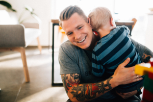 wenn große Brüder zu Rittern werden - Babyshooting Kassel Newbornshooting Babyfoto Neugeborenenshooting Familie Familienshooting Homestory Inka Englisch Kassel 2020 Fotograf Reportage Dokumentation Lebensmomente Babyfotograf Geschwister Großeltern