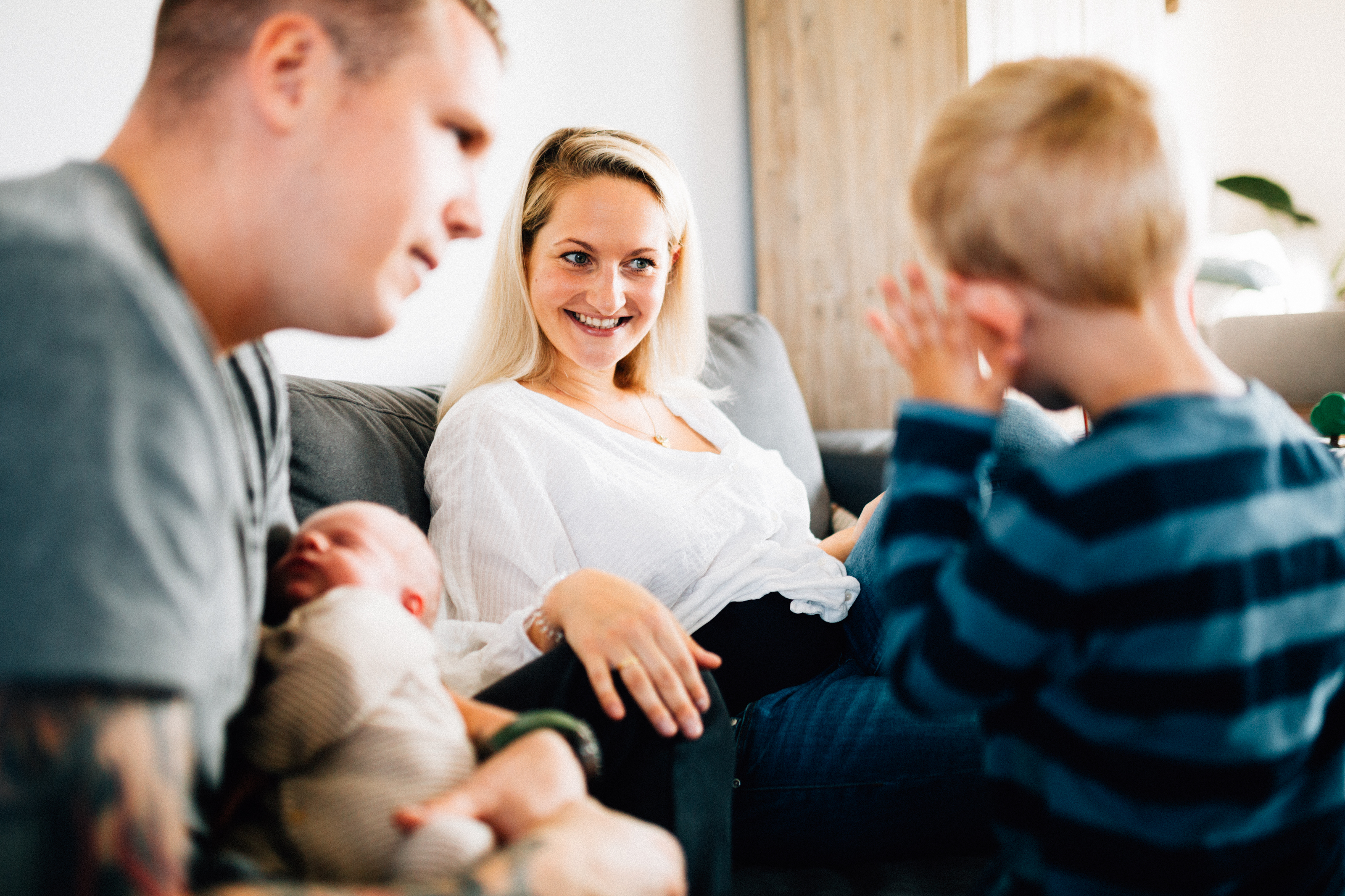 wenn große Brüder zu Rittern werden - Babyshooting Kassel Newbornshooting Babyfoto Neugeborenenshooting Familie Familienshooting Homestory Inka Englisch Kassel 2020 Fotograf Reportage Dokumentation Lebensmomente Babyfotograf Geschwister Großeltern