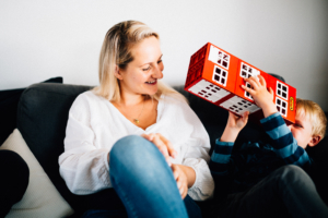 wenn große Brüder zu Rittern werden - Babyshooting Kassel Newbornshooting Babyfoto Neugeborenenshooting Familie Familienshooting Homestory Inka Englisch Kassel 2020 Fotograf Reportage Dokumentation Lebensmomente Babyfotograf Geschwister Großeltern