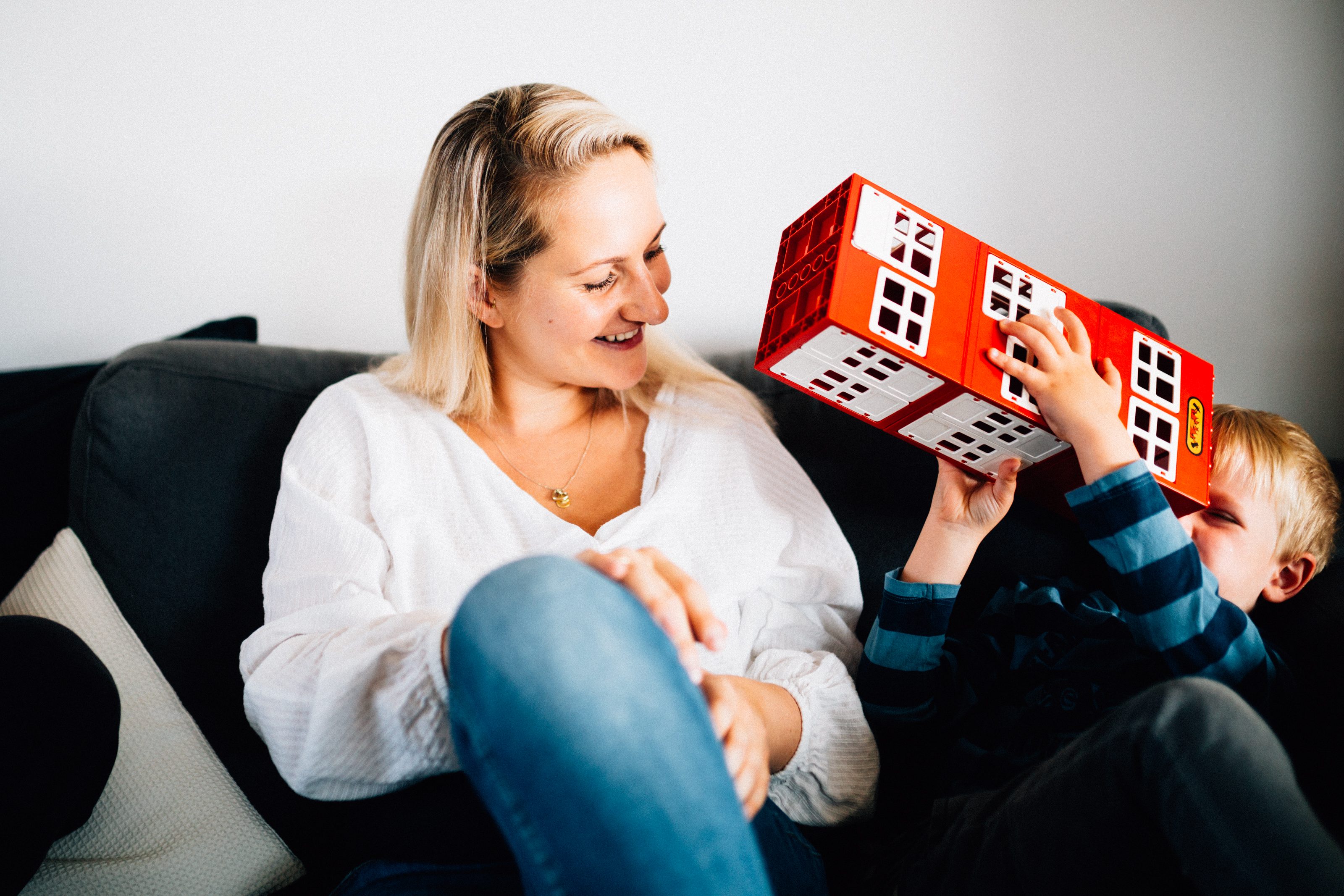 wenn große Brüder zu Rittern werden - Babyshooting Kassel Newbornshooting Babyfoto Neugeborenenshooting Familie Familienshooting Homestory Inka Englisch Kassel 2020 Fotograf Reportage Dokumentation Lebensmomente Babyfotograf Geschwister Großeltern