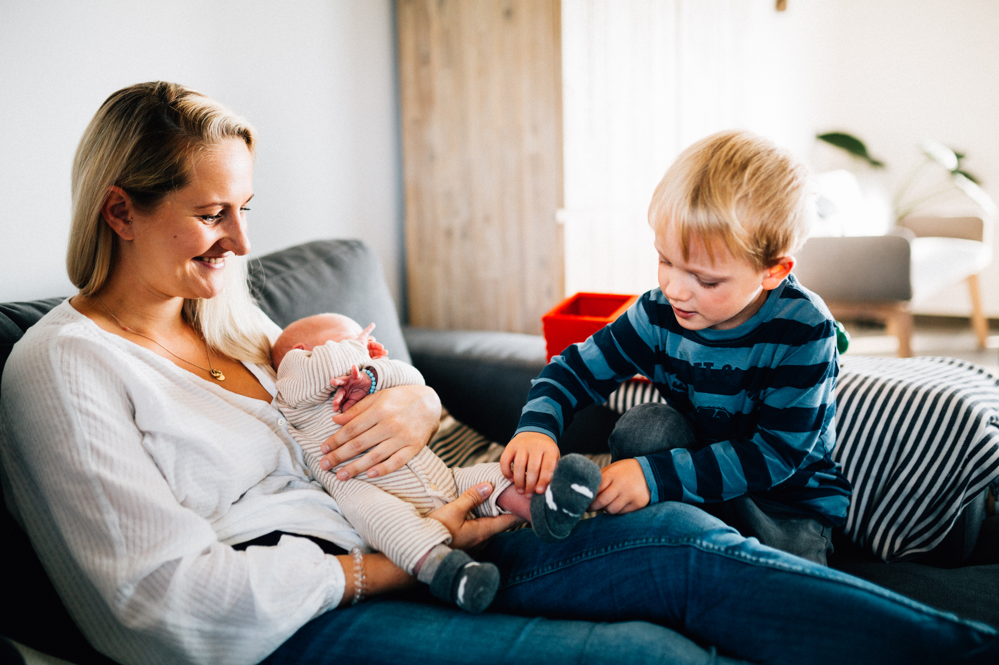 wenn große Brüder zu Rittern werden - Babyshooting Kassel Newbornshooting Babyfoto Neugeborenenshooting Familie Familienshooting Homestory Inka Englisch Kassel 2020 Fotograf Reportage Dokumentation Lebensmomente Babyfotograf Geschwister Großeltern