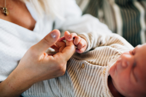 wenn große Brüder zu Rittern werden - Babyshooting Kassel Newbornshooting Babyfoto Neugeborenenshooting Familie Familienshooting Homestory Inka Englisch Kassel 2020 Fotograf Reportage Dokumentation Lebensmomente Babyfotograf Geschwister Großeltern