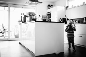 wenn große Brüder zu Rittern werden - Babyshooting Kassel Newbornshooting Babyfoto Neugeborenenshooting Familie Familienshooting Homestory Inka Englisch Kassel 2020 Fotograf Reportage Dokumentation Lebensmomente Babyfotograf Geschwister Großeltern Ritter