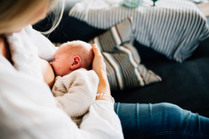 wenn große Brüder zu Rittern werden - Babyshooting Kassel Newbornshooting Babyfoto Neugeborenenshooting Familie Familienshooting Homestory Inka Englisch Kassel 2020 Fotograf Reportage Dokumentation Lebensmomente Babyfotograf Geschwister Großeltern