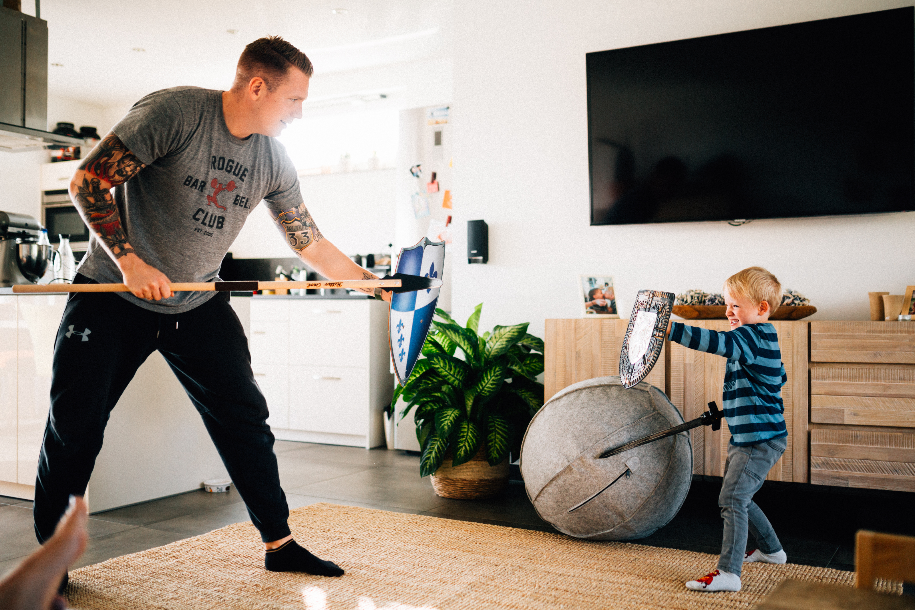 wenn große Brüder zu Rittern werden - Babyshooting Kassel Newbornshooting Babyfoto Neugeborenenshooting Familie Familienshooting Homestory Inka Englisch Kassel 2020 Fotograf Reportage Dokumentation Lebensmomente Babyfotograf Geschwister Großeltern Ritter