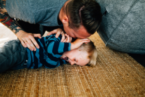 wenn große Brüder zu Rittern werden - Babyshooting Kassel Newbornshooting Babyfoto Neugeborenenshooting Familie Familienshooting Homestory Inka Englisch Kassel 2020 Fotograf Reportage Dokumentation Lebensmomente Babyfotograf Geschwister Großeltern Ritter