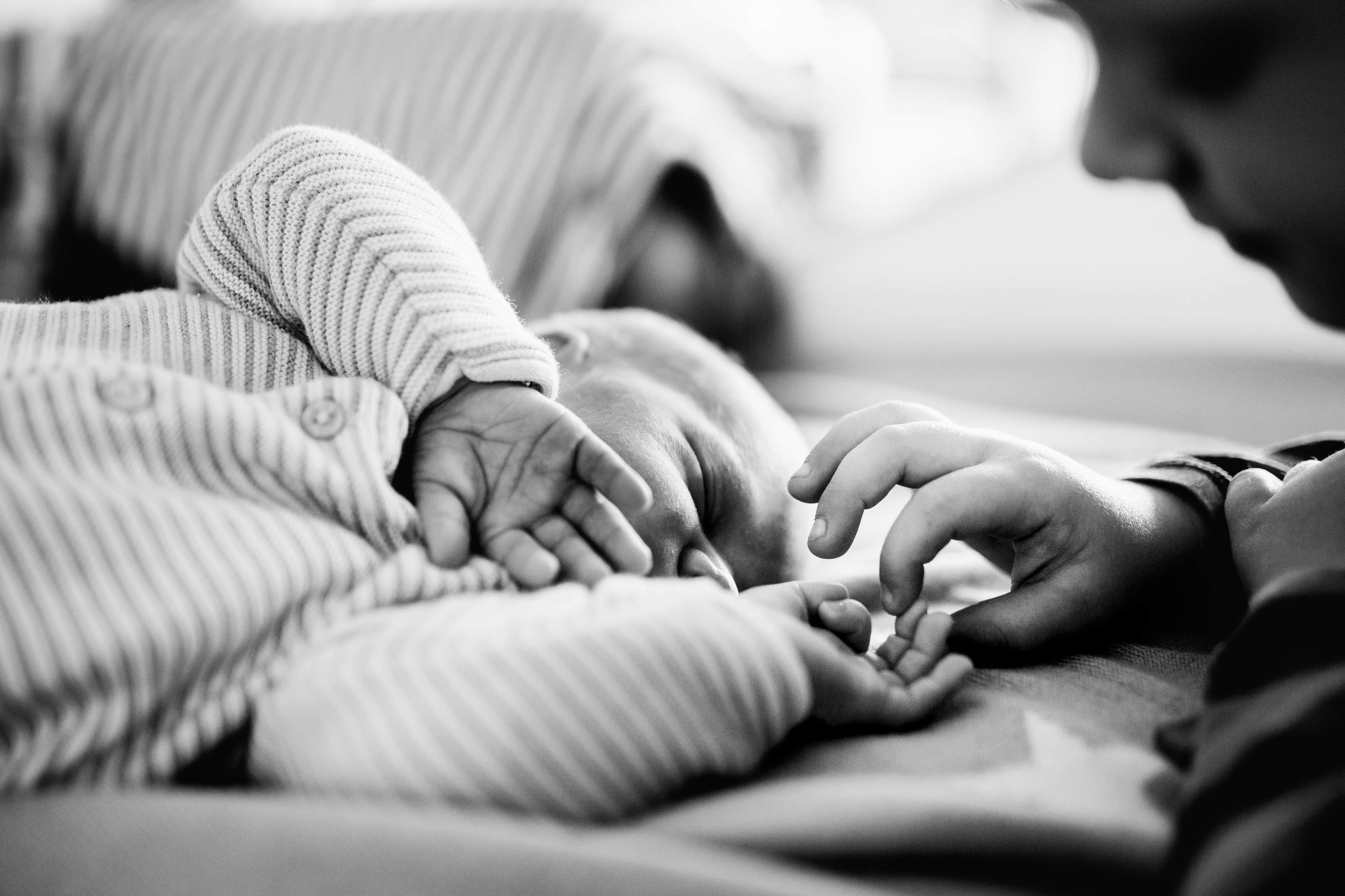 wenn große Brüder zu Rittern werden - Babyshooting Kassel Newbornshooting Babyfoto Neugeborenenshooting Familie Familienshooting Homestory Inka Englisch Kassel 2020 Fotograf Reportage Dokumentation Lebensmomente Babyfotograf Geschwister Großeltern