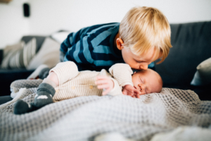 wenn große Brüder zu Rittern werden - Babyshooting Kassel Newbornshooting Babyfoto Neugeborenenshooting Familie Familienshooting Homestory Inka Englisch Kassel 2020 Fotograf Reportage Dokumentation Lebensmomente Babyfotograf Geschwister Großeltern