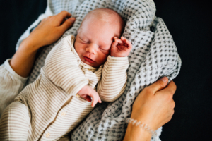 wenn große Brüder zu Rittern werden - Babyshooting Kassel Newbornshooting Babyfoto Neugeborenenshooting Familie Familienshooting Homestory Inka Englisch Kassel 2020 Fotograf Reportage Dokumentation Lebensmomente Babyfotograf Geschwister Großeltern