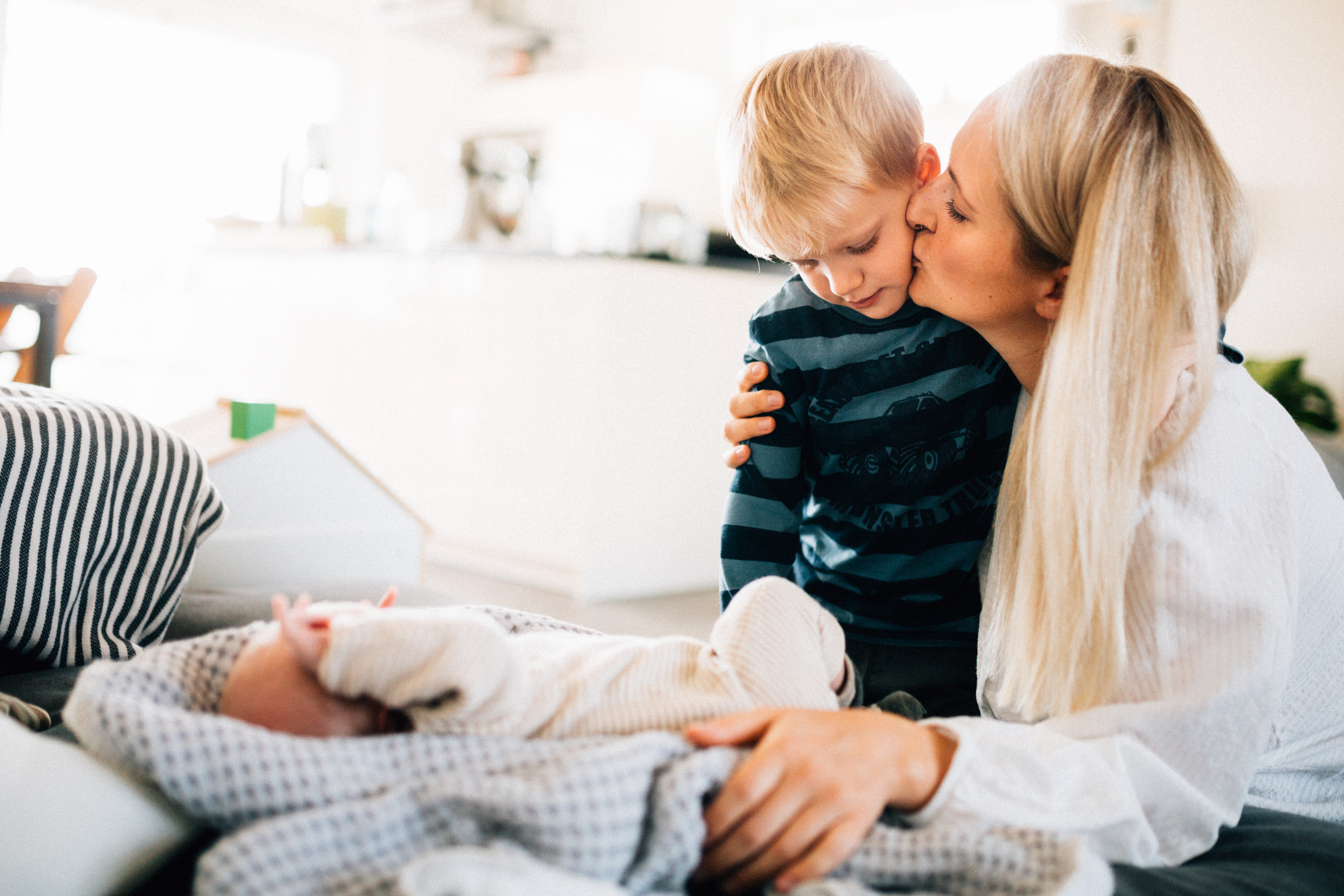 wenn große Brüder zu Rittern werden - Babyshooting Kassel Newbornshooting Babyfoto Neugeborenenshooting Familie Familienshooting Homestory Inka Englisch Kassel 2020 Fotograf Reportage Dokumentation Lebensmomente Babyfotograf Geschwister Großeltern