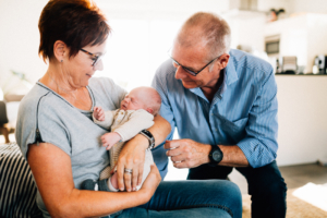 wenn große Brüder zu Rittern werden - Babyshooting Kassel Newbornshooting Babyfoto Neugeborenenshooting Familie Familienshooting Homestory Inka Englisch Kassel 2020 Fotograf Reportage Dokumentation Lebensmomente Babyfotograf Geschwister Großeltern
